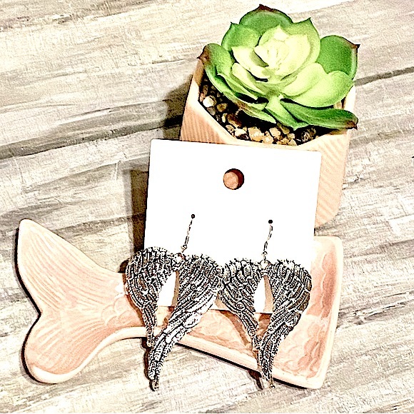 NWT Silver Toned Angel Wing Earrings Boutique Drop Dangle Earrings Heart Wings - Picture 8 of 8